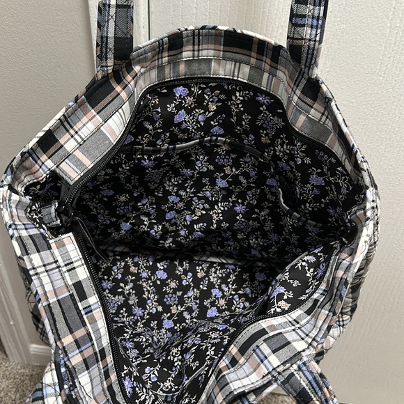 VERA BRADLEY REINDEER TOTE & ZIP ID- RETIRED STYLE - Picture 3 of 5